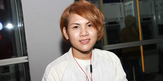 Sendiri, Evelyn Mencoba Untuk Lebih Fokus Belajar Main Sinetron