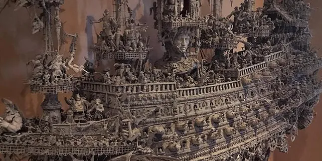 Seniman Ini Habiskan 14 Bulan Untuk Membuat Patung Kapal Bajak Laut Berhantu