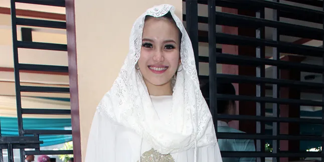 Senyum Cerah Ayu Ting Ting Meski Rayakan Idul Adha Tanpa Enji Senyum Cerah Ayu Ting Ting Meski Rayakan Idul Adha Tanpa Enji