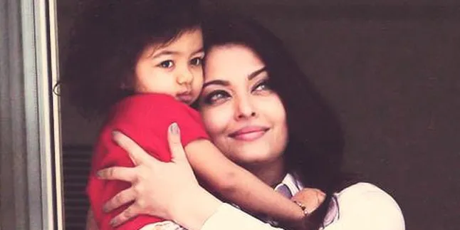 Senyum Maut Aaradhya Bachchan, Siap Saingi Kecantikan Aishwarya! Senyum Maut Aaradhya Bachchan, Siap Saingi Kecantikan Aishwarya!