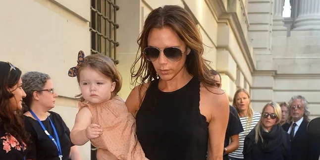 Senyum Paling Langka Victoria Beckham, Mau Tahu?