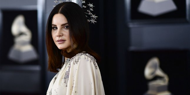 Seorang Fan Melompat ke Arah Lana Del Rey Yang Meninggalkan Panggung