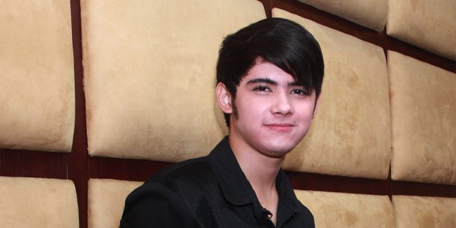 Seorang Ibu-Ibu Nekat Buka Baju di Konser Aliando Syarief