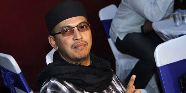 Seorang SPG Menangis di Makam Uje