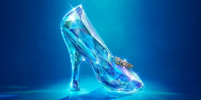 Sepatu Cinderella Lebih Mahal Daripada Apartemen Lily James Sepatu Cinderella Lebih Mahal Daripada Apartemen Lily James