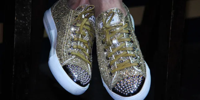 Sepatu Warior Bling-Bling Ini Punya Siapa, Ya?