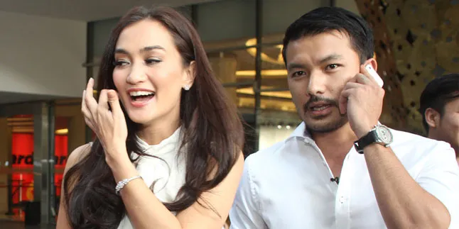 Seperangkat Alat Salat, Rio Dewanto Nikahi Atiqah Hasiholan