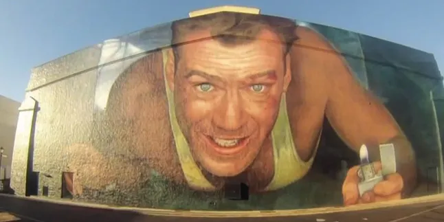 Seperti Apa Proses Pembuatan Mural Raksasa Bruce Willis?