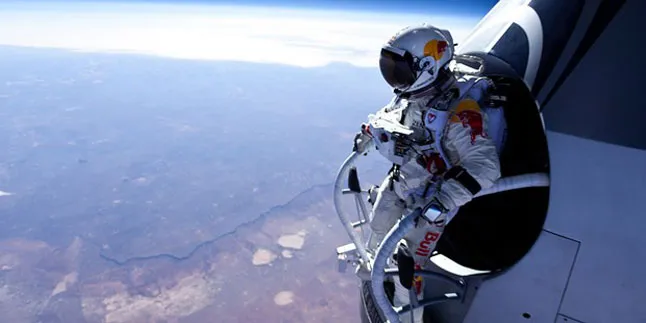 Seperti Apa Rasanya Terjun Dari Luar Angkasa?