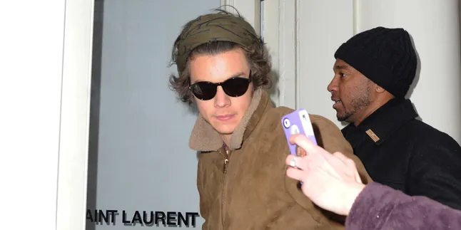 Seperti Apa Sih Rasanya Berenang Bersama Harry Styles? Seperti Apa Sih Rasanya Berenang Bersama Harry Styles?