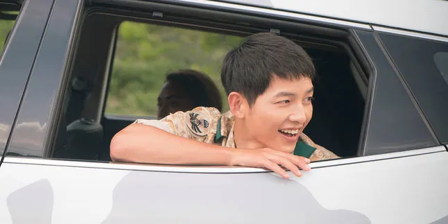 Seperti Ini Penampilan Song Joong Ki ke Nikahan Teman Sekolah