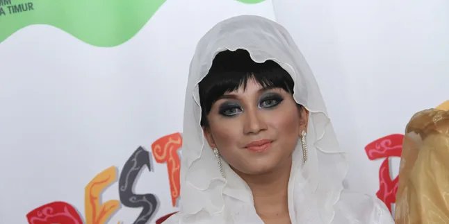 Septy Sanustika Bangga Kenakan Pakaian Bangsawan Maluku