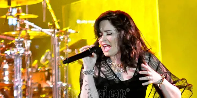 Serba Merah, Demi Lovato Bikin Panas MTV VMA 2014