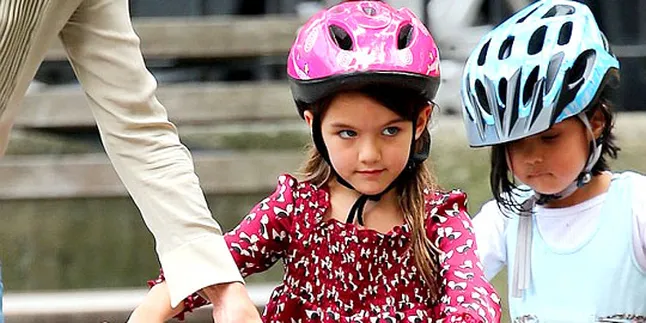 Serba Pink, Suri Cruise Berusaha Ngebut di Jalanan