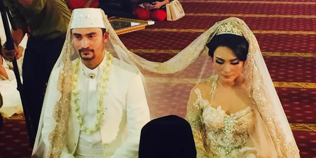 Serba Putih, Reza Pahlevi Resmi Nikahi Seorang Vokalis Band Serba Putih, Reza Pahlevi Resmi Nikahi Seorang Vokalis Band