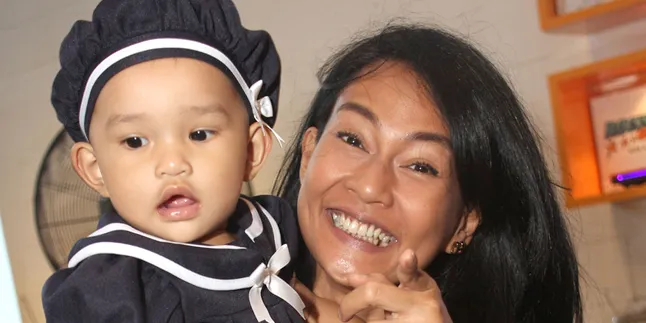 Serepot Apapun, Endhita Tak Mau Jauh Dari Anak Serepot Apapun, Endhita Tak Mau Jauh Dari Anak
