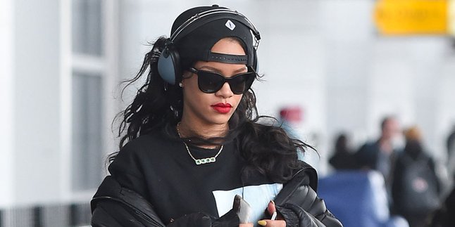 Seret Kotak Besar, Rihanna Tebar Banyak Misteri