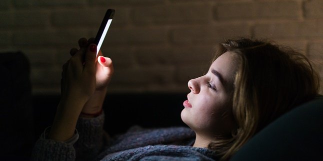 Frequently Done, 6 Dangers of Smartphone Light When Used in Dark Rooms