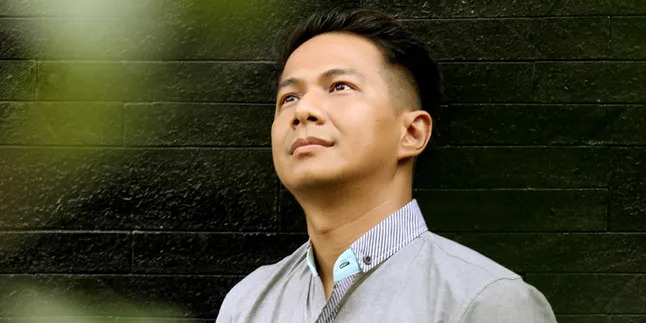 Sering Tampil Rapi, Kini Delon Sajikan Sesuatu Yang Lebih Fresh