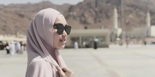 Sering Unggah Foto Saat Umrah, Netizen Ingatkan Ayu Ting Ting