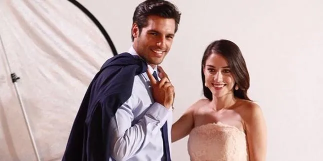 Serkan-Ozge Selfie di Sela Syuting 'Cinta di Musim Cherry', Mesra