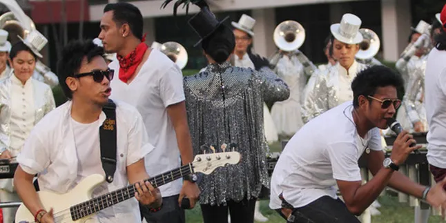 Seru! Barry Likumahuwa Project dan Marching Band Tarakanita