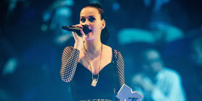 Seru, Fans Katy Perry Berlomba Jadi Katy Patra