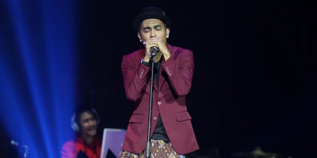 Seru! Glenn Fredly Naik Sepeda Keliling Panggung di Konsernya