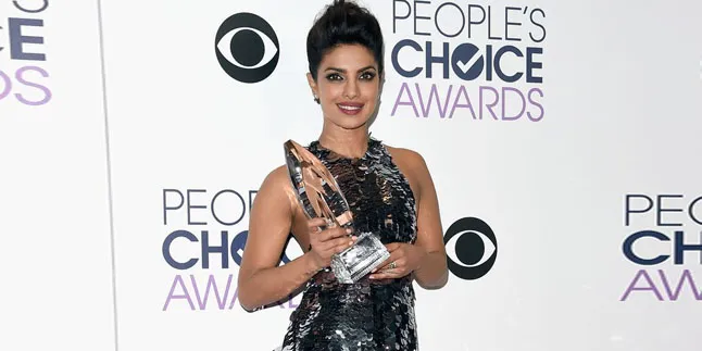 Seru! Momen Makan Bareng Priyanka Chopra dan Pemain 'BAYWATCH' Seru! Momen Makan Bareng Priyanka Chopra dan Pemain 'BAYWATCH'