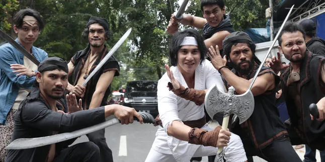 Seru! Pemain 'WIRO SABLENG' Lomba Makan Kerupuk Bersama Warga