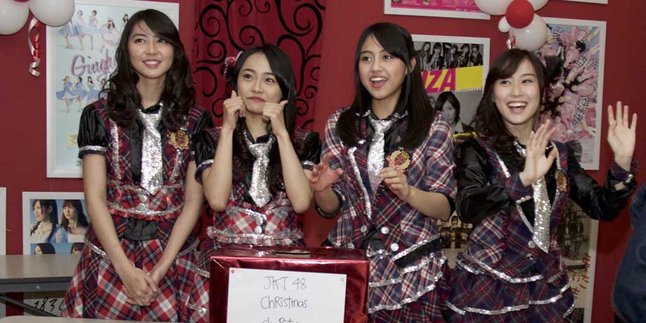 Serunya JKT48 Christmas Charity Event, Saling Tukar Kado Natal