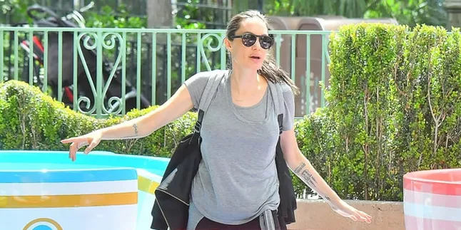 Serunya Liburan Angelina Jolie & Anak-Anaknya di Disneyland