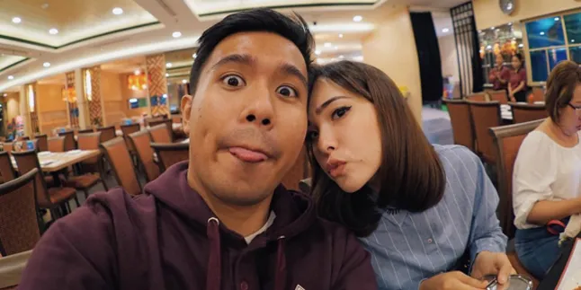 Serunya Makan Sushi Sampai Puas Ala Joshua & Pamela Bowie Serunya Makan Sushi Sampai Puas Ala Joshua & Pamela Bowie