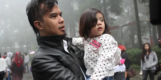 Serunya Nge-Mall: Lebih Dekat Dengan Ahmad Dhani, Dul, dan Safeea Serunya Nge-Mall: Lebih Dekat Dengan Ahmad Dhani, Dul, dan Safeea