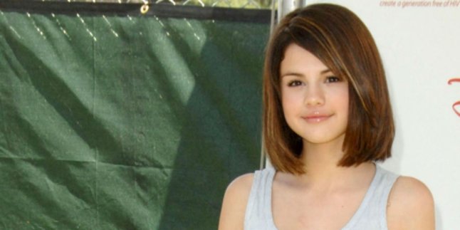 Serunya Nonton Selena Gomez dengan Koleksi Merchandise Keren