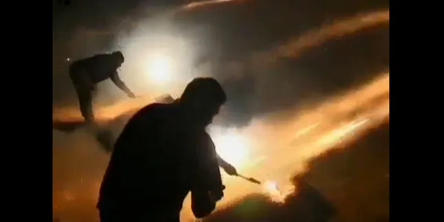 Serunya Perang Kembang Api di Yunani Ini!