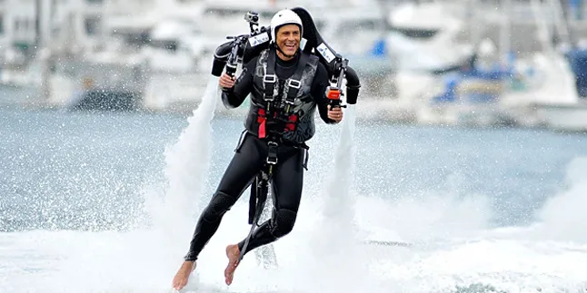Wow, Rob Lowe Bisa Terbang Seperti Iron Man! Wow, Rob Lowe Bisa Terbang Seperti Iron Man!
