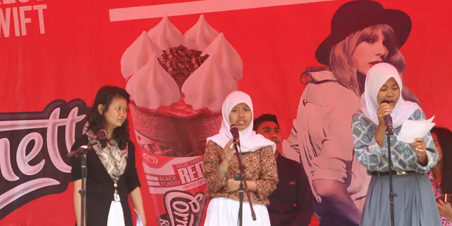 Serunya Taylor Swift Red Tour Goes to School