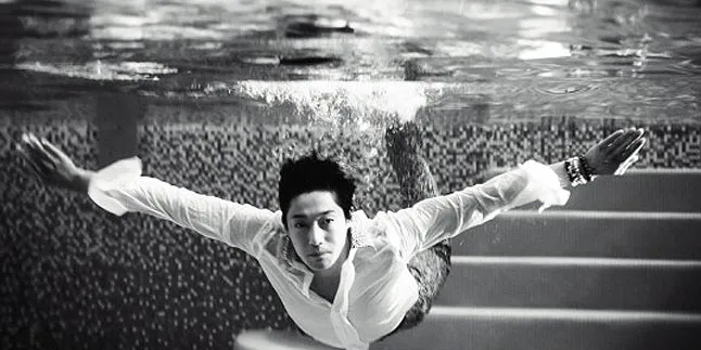 Sesi Foto High Cut, Kim Hyun Joong Jadi Perenang Seksi