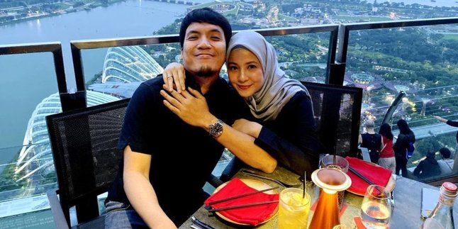 A Year After Divorce, Desta Caught Still Keeping Photos of Natasha Rizky and Admits to Crying Often