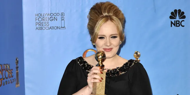 Setahun Pasca Kejayaan Oscar, Adele Malah Tampil Mengejutkan Setahun Pasca Kejayaan Oscar, Adele Malah Tampil Mengejutkan