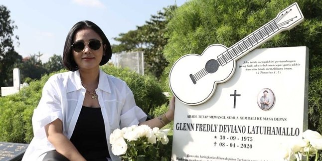 One Year After Glenn Fredly's Death, Mutia Ayu and Her Daughter Have a Unique Habit to Remember Their Father