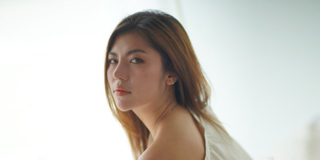 After the Viral Song 'Bodo Amat', Julia Vio Introduces Her Latest Single Titled 'Ghosting'