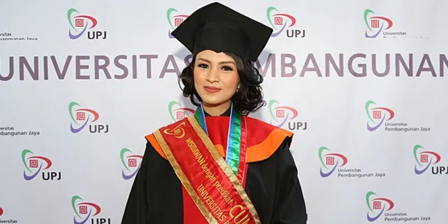 Setelah Lulus Cumlaude, Donita Bakal Jadi Pegawai Kantoran? Setelah Lulus Cumlaude, Donita Bakal Jadi Pegawai Kantoran?