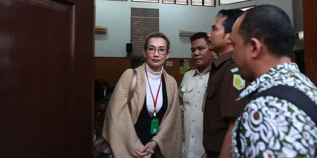 Setelah Mangkir Dari Panggilan, Reza Artamevia Akhirnya Hadir di Sidang Aa Gatot Setelah Mangkir Dari Panggilan, Reza Artamevia Akhirnya Hadir di Sidang Aa Gatot