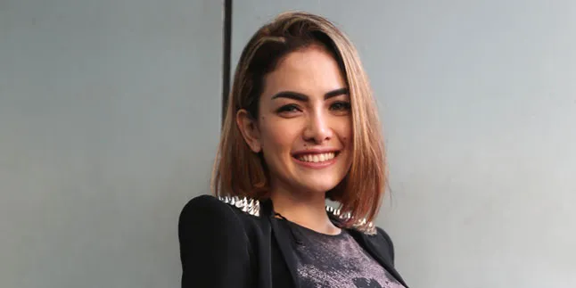Setelah Pamer Ciuman, Nikita Mirzani Tunjukkan Gaya Jilbabnya