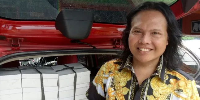 Setiap Jumat, Pedangdut Ageng Kiwi Lakukan Aksi Sosial Bagi-Bagi Nasi Kotak Setiap Jumat, Pedangdut Ageng Kiwi Lakukan Aksi Sosial Bagi-Bagi Nasi Kotak