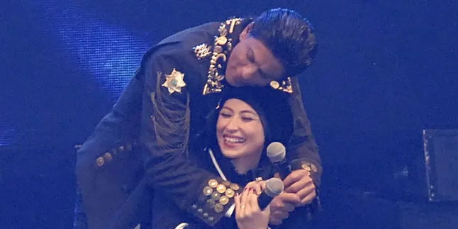 Shahrukh Khan Cium Annisa Trihapsari 3 Kali di Depan Sultan