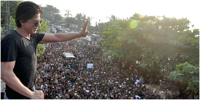Shahrukh Khan dan Fans, Diburu ke Manapun Sampai Bunuh Diri Shahrukh Khan dan Fans, Diburu ke Manapun Sampai Bunuh Diri