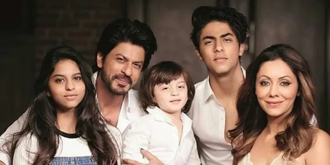 Shahrukh Khan Larang Aryan Khan Tampil Shirtless, Apa Alasannya? Shahrukh Khan Larang Aryan Khan Tampil Shirtless, Apa Alasannya?